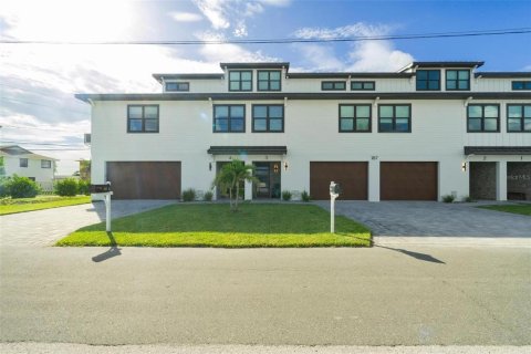 Townhouse in Madeira Beach, Florida 3 bedrooms, 184.88 sq.m. № 2317379 - photo 4