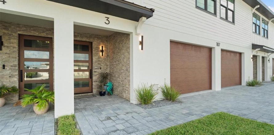 Townhouse in Madeira Beach, Florida 3 bedrooms, 184.88 sq.m. № 2317379