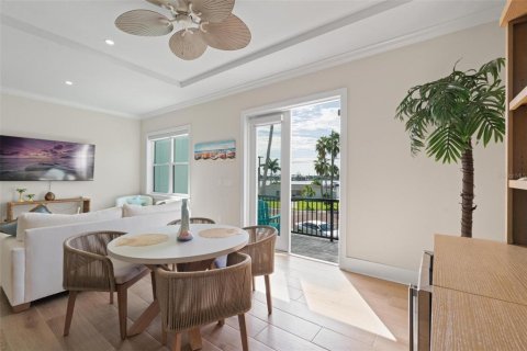 Townhouse in Madeira Beach, Florida 3 bedrooms, 184.88 sq.m. № 2317379 - photo 30