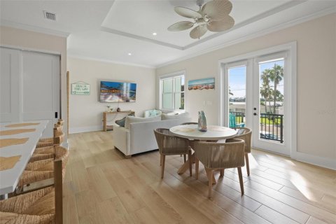 Townhouse in Madeira Beach, Florida 3 bedrooms, 184.88 sq.m. № 2317379 - photo 15