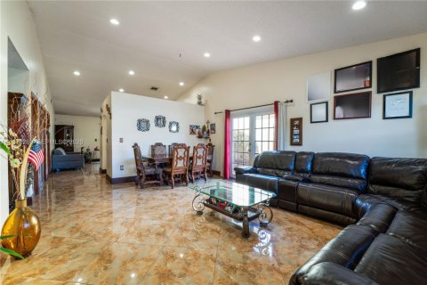 Casa en venta en Miami, Florida, 3 dormitorios, 136.57 m2 № 2032470 - foto 3