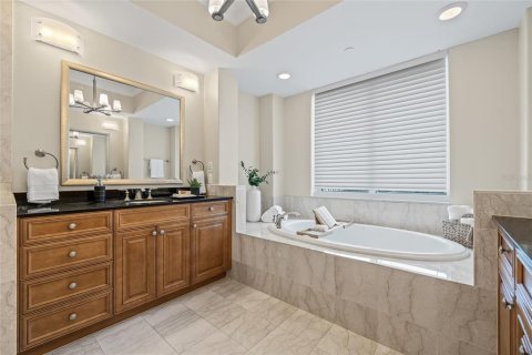 Condo in Saint Petersburg, Florida, 2 bedrooms  № 1825327 - photo 19