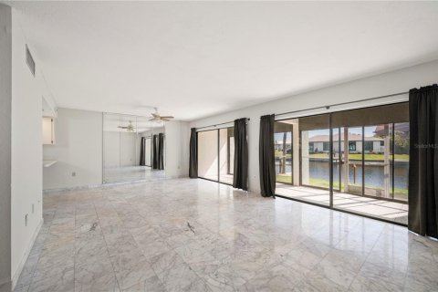 Copropriété à vendre à Punta Gorda, Floride: 2 chambres, 123.19 m2 № 2147636 - photo 10