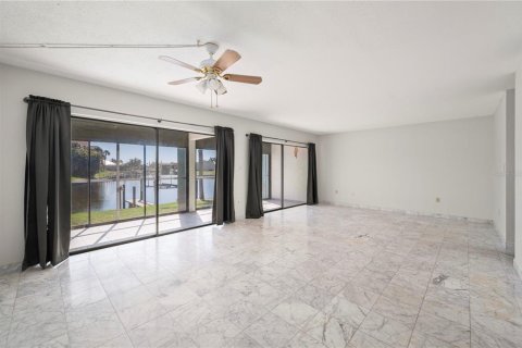 Copropriété à vendre à Punta Gorda, Floride: 2 chambres, 123.19 m2 № 2147636 - photo 13