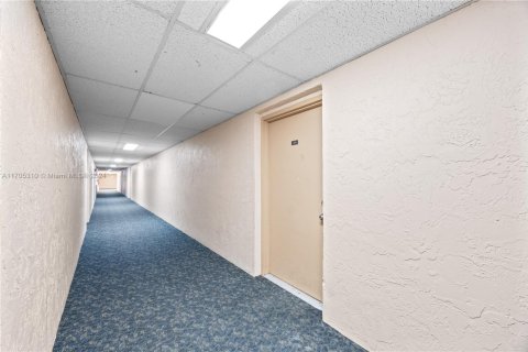 Condo in Coral Springs, Florida, 2 bedrooms № 1962257 - photo 2