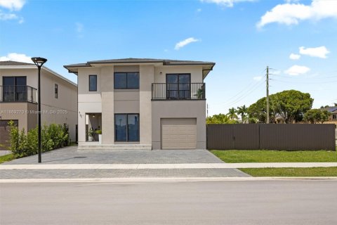 House in Florida City, Florida 5 bedrooms, 176.7 sq.m. № 1979531 - photo 12