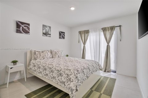 House in Florida City, Florida 5 bedrooms, 176.7 sq.m. № 1979531 - photo 16