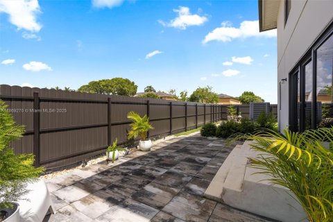 House in Florida City, Florida 5 bedrooms, 176.7 sq.m. № 1979531 - photo 14