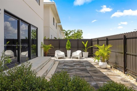 House in Florida City, Florida 5 bedrooms, 176.7 sq.m. № 1979531