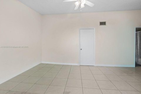 Adosado en venta en Miami, Florida, 3 dormitorios, 151.24 m2 № 1966760 - foto 13