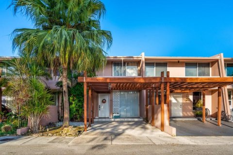 Adosado en venta en Miami, Florida, 3 dormitorios, 151.24 m2 № 1966760 - foto 1