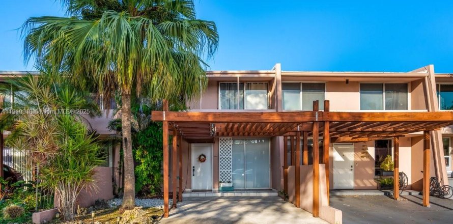 Adosado en Miami, Florida 3 dormitorios, 151.24 m2 № 1966760