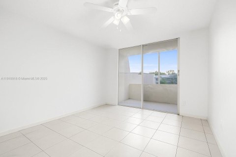 Adosado en venta en Miami, Florida, 3 dormitorios, 151.24 m2 № 1966760 - foto 18