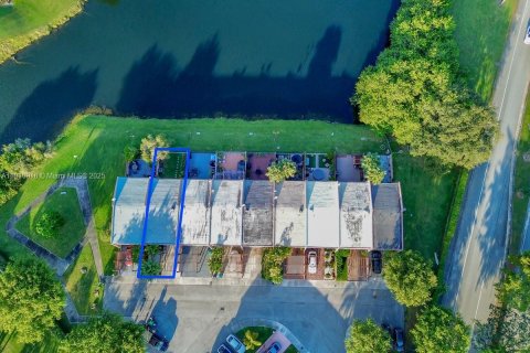 Adosado en venta en Miami, Florida, 3 dormitorios, 151.24 m2 № 1966760 - foto 30