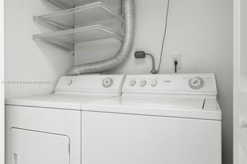 Adosado en venta en Miami, Florida, 3 dormitorios, 151.24 m2 № 1966760 - foto 23