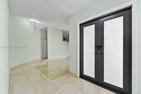 Купить виллу или дом в Майами, Флорида 4 спальни, 190.91м2, № 1999100 - фото 8