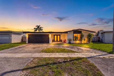 House in Sunrise, Florida 4 bedrooms, 212.19 sq.m. № 2069255