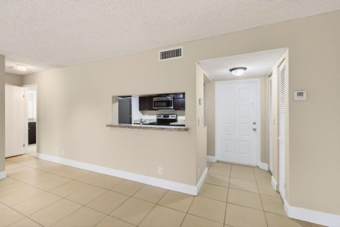 Condominio en venta en Coral Springs, Florida, 1 dormitorio, 65.03 m2 № 2155100 - foto 17