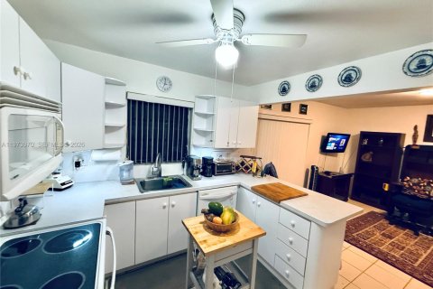 Купить виллу или дом в Майами, Флорида 3 спальни, 129.69м2, № 2033679 - фото 9