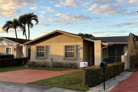 Дом в Майами, Флорида 3 спальни, 129.69м2 № 2033679