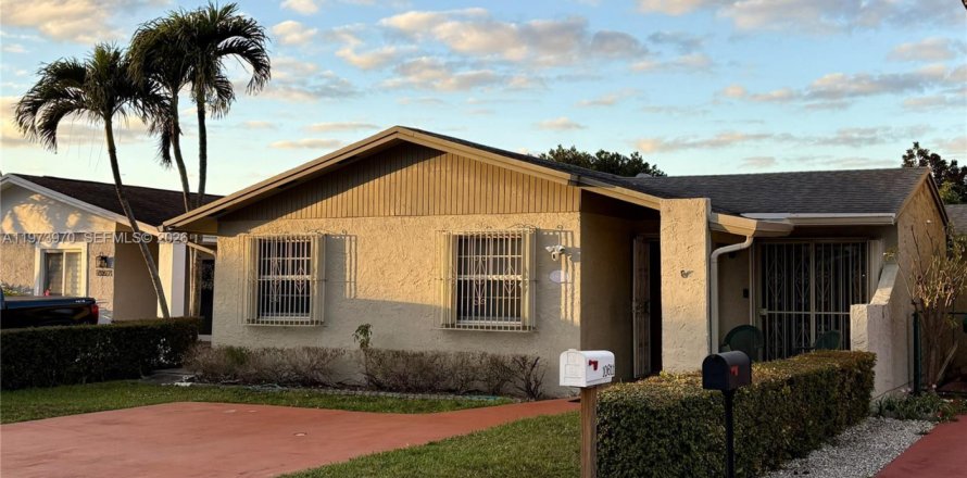 Дом в Майами, Флорида 3 спальни, 129.69м2 № 2033679