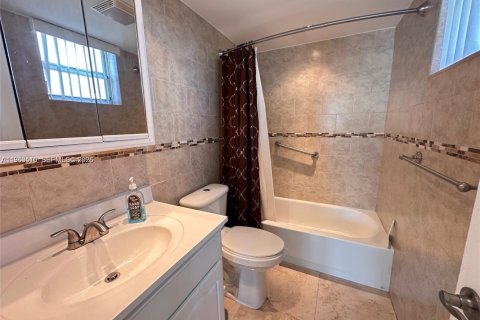 Снять в аренду кондоминиум в Санни-Айлс-Бич, Флорида 2 спальни, 91.97м2, № 2025335 - фото 3