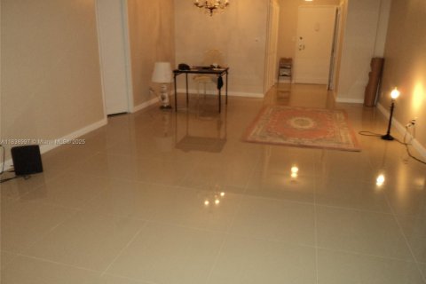 Condo in Bay Harbor Islands, Florida, 2 bedrooms № 1961974 - photo 4