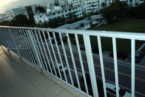 Condo in Bay Harbor Islands, Florida, 2 bedrooms № 1961974 - photo 30