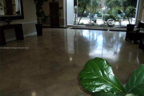 Condo in Bay Harbor Islands, Florida, 2 bedrooms № 1961974 - photo 25