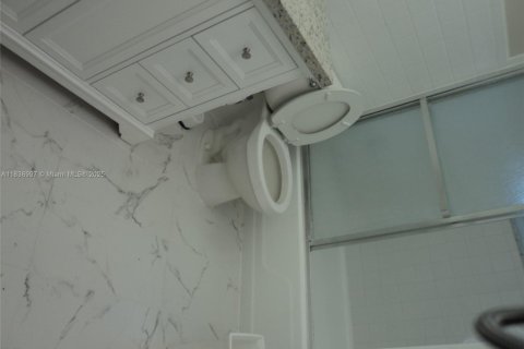 Condo in Bay Harbor Islands, Florida, 2 bedrooms № 1961974 - photo 19