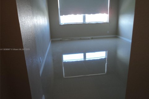 Condo in Bay Harbor Islands, Florida, 2 bedrooms № 1961974 - photo 10