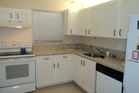Condo in Bay Harbor Islands, Florida, 2 bedrooms № 1961974 - photo 7