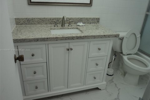 Condo in Bay Harbor Islands, Florida, 2 bedrooms № 1961974 - photo 17