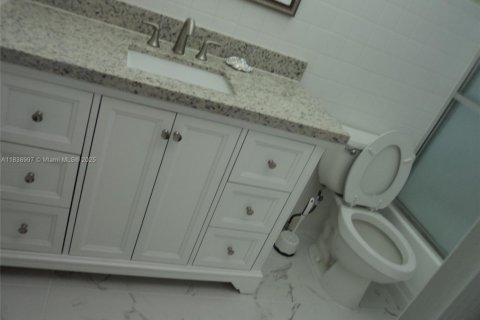 Condo in Bay Harbor Islands, Florida, 2 bedrooms № 1961974 - photo 18