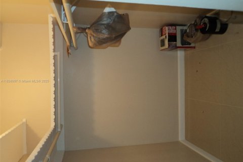 Condo in Bay Harbor Islands, Florida, 2 bedrooms № 1961974 - photo 15