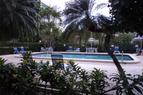 Condo in Bay Harbor Islands, Florida, 2 bedrooms № 1961974 - photo 27