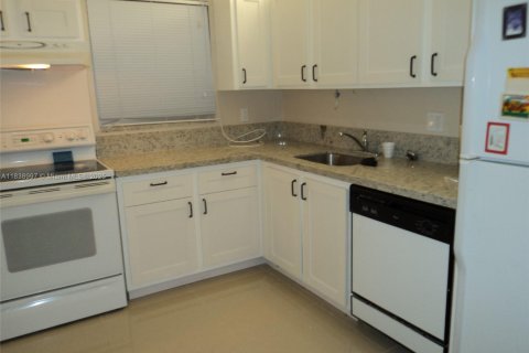 Condo in Bay Harbor Islands, Florida, 2 bedrooms № 1961974 - photo 6