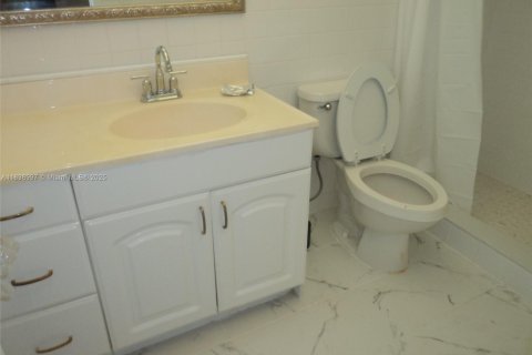 Condo in Bay Harbor Islands, Florida, 2 bedrooms № 1961974 - photo 21