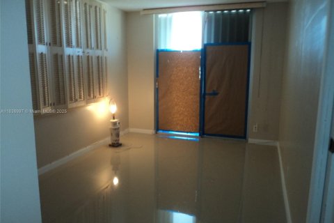 Condo in Bay Harbor Islands, Florida, 2 bedrooms № 1961974 - photo 14