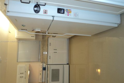 Condo in Bay Harbor Islands, Florida, 2 bedrooms № 1961974 - photo 8