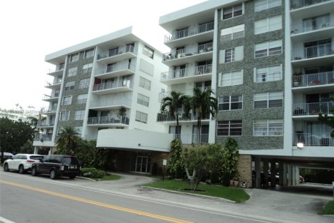 Condo in Bay Harbor Islands, Florida, 2 bedrooms № 1961974 - photo 2