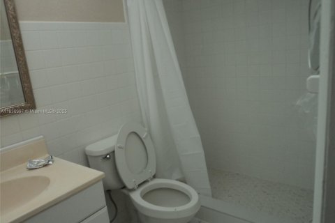 Condo in Bay Harbor Islands, Florida, 2 bedrooms № 1961974 - photo 22