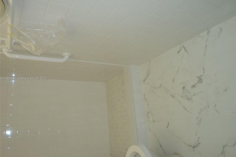 Condo in Bay Harbor Islands, Florida, 2 bedrooms № 1961974 - photo 23