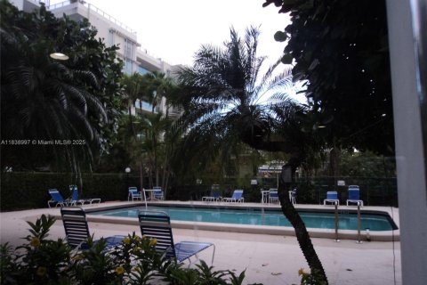 Condo in Bay Harbor Islands, Florida, 2 bedrooms № 1961974 - photo 28