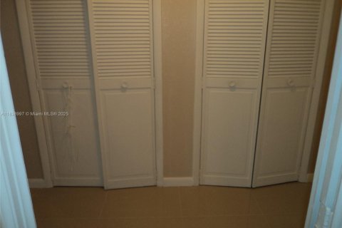 Condo in Bay Harbor Islands, Florida, 2 bedrooms № 1961974 - photo 24