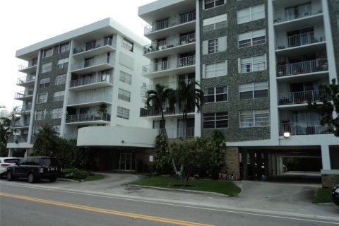 Condo in Bay Harbor Islands, Florida, 2 bedrooms № 1961974 - photo 1