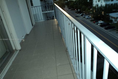 Condo in Bay Harbor Islands, Florida, 2 bedrooms № 1961974 - photo 29