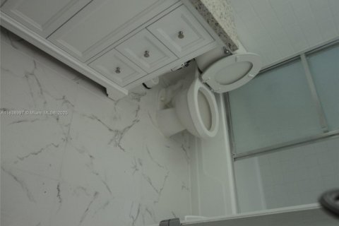 Condo in Bay Harbor Islands, Florida, 2 bedrooms № 1961974 - photo 20