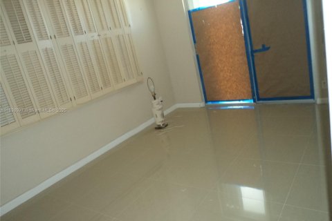 Condo in Bay Harbor Islands, Florida, 2 bedrooms № 1961974 - photo 13