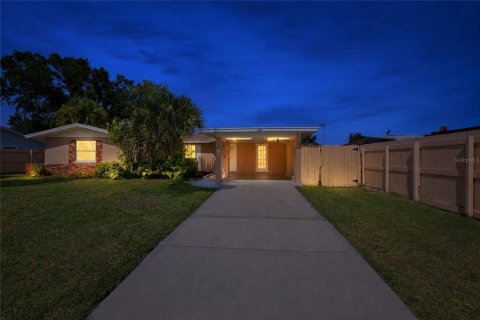 House in Venice, Florida 2 bedrooms, 132.01 sq.m. № 2322875 - photo 2